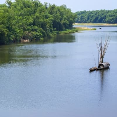 Sampan sur la rivière noire